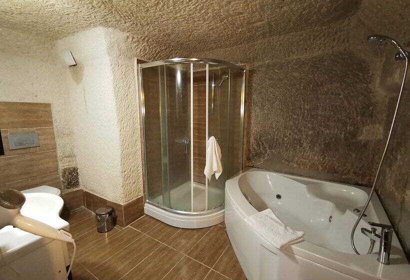سوییت, Falcon Cave Suites
