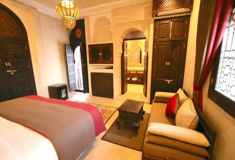 Delüks Oda, Riad Omri