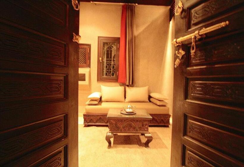 Delüks Oda, Riad Omri
