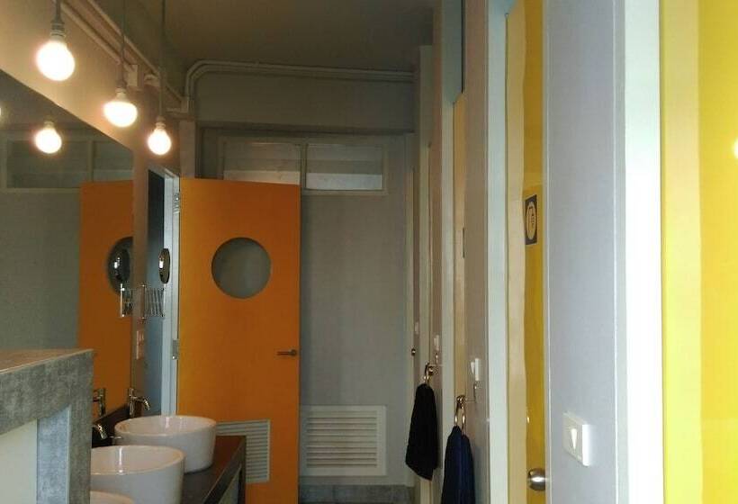 스탠다드 룸 공동 욕실, The Moon Hostel Huahin