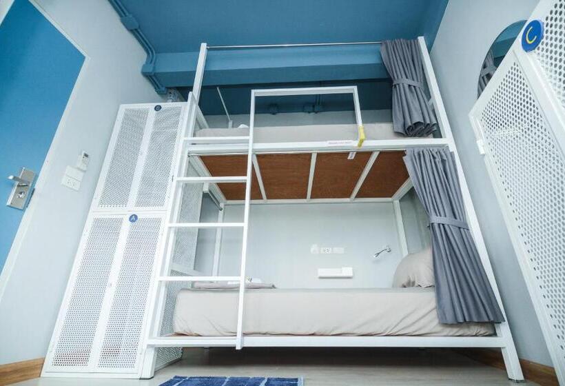 스탠다드 트리픔 룸 공동욕실, The Moon Hostel Huahin