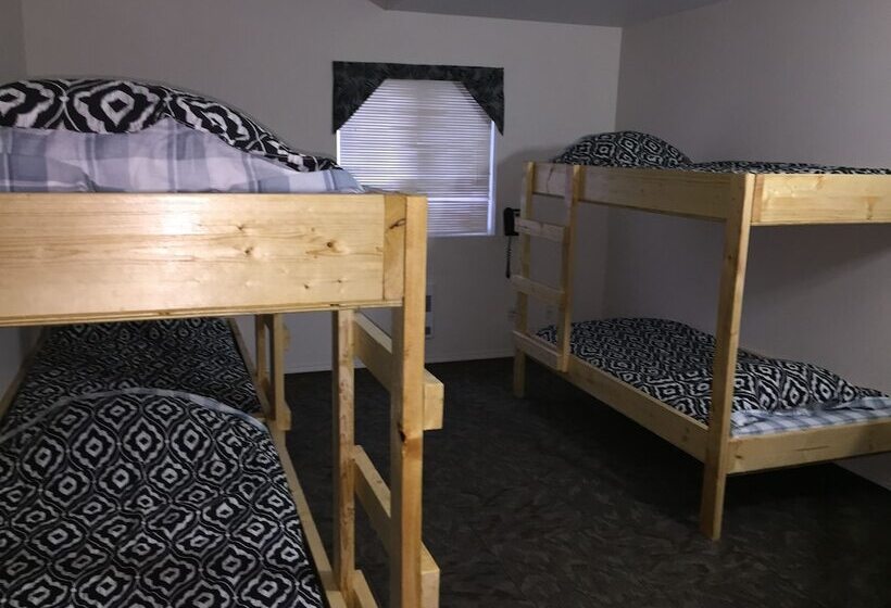 Семейный Номер, Invermere Hostel