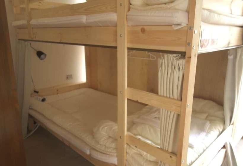 Кровать в Общей Комнате, Osaka Guest House Sakura