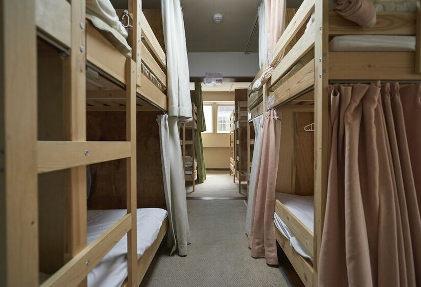 Кровать в Общей Комнате, Osaka Guest House Sakura