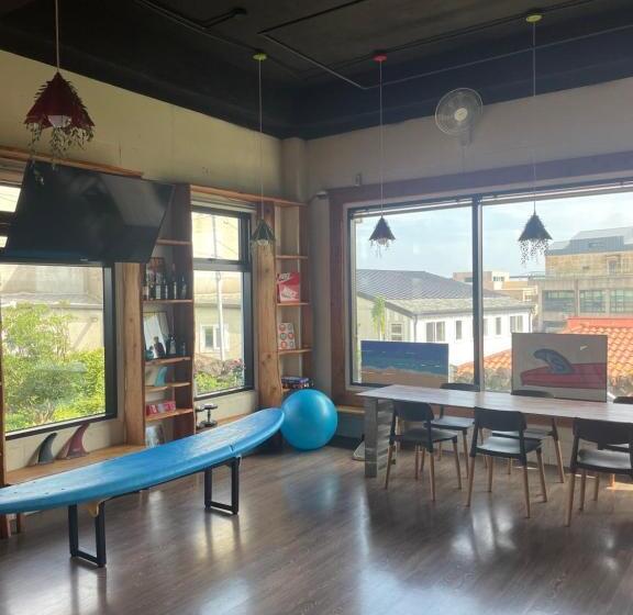 تختخواب در اتاق مشترک, Surf Stay