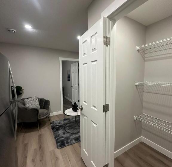 اتاق لوکس, Luxurious Home In Nw Calgary, Free Parking, High Speed Internet, Near Grocery And Airport