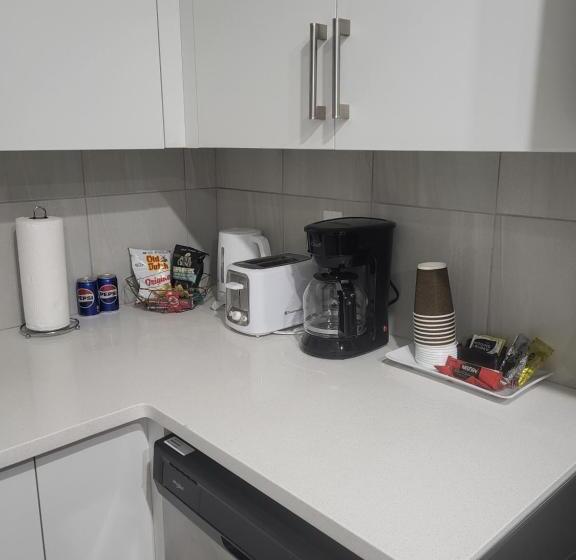 اتاق لوکس, Luxurious Home In Nw Calgary, Free Parking, High Speed Internet, Near Grocery And Airport