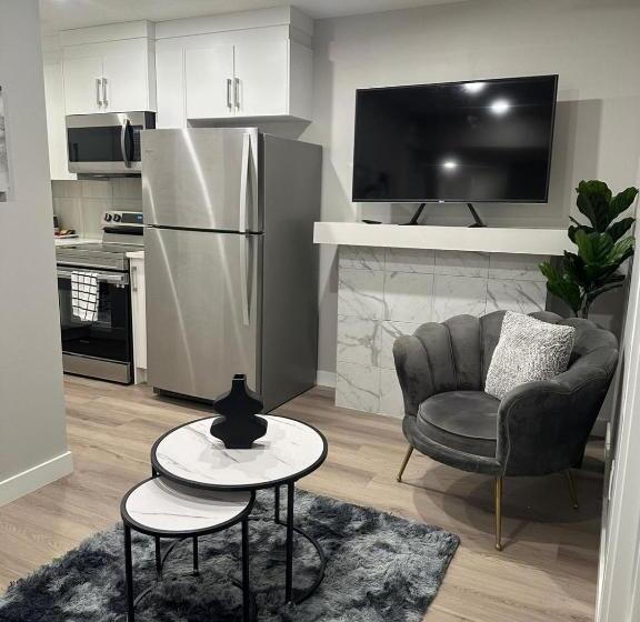 اتاق لوکس, Luxurious Home In Nw Calgary, Free Parking, High Speed Internet, Near Grocery And Airport