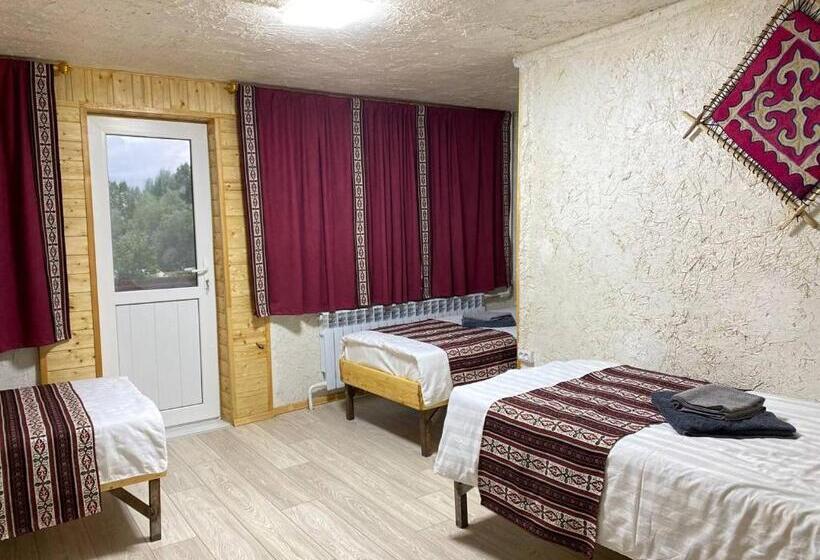اتاق استاندارد سه تخته با بالکن, Svetlaya Polyana