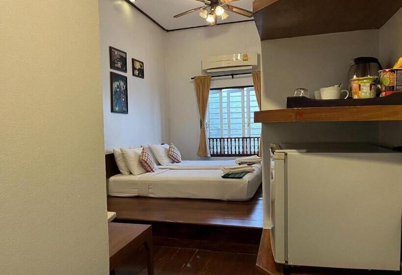 디럭스 스위트 킹 침대, Thanicha Resort Amphawa