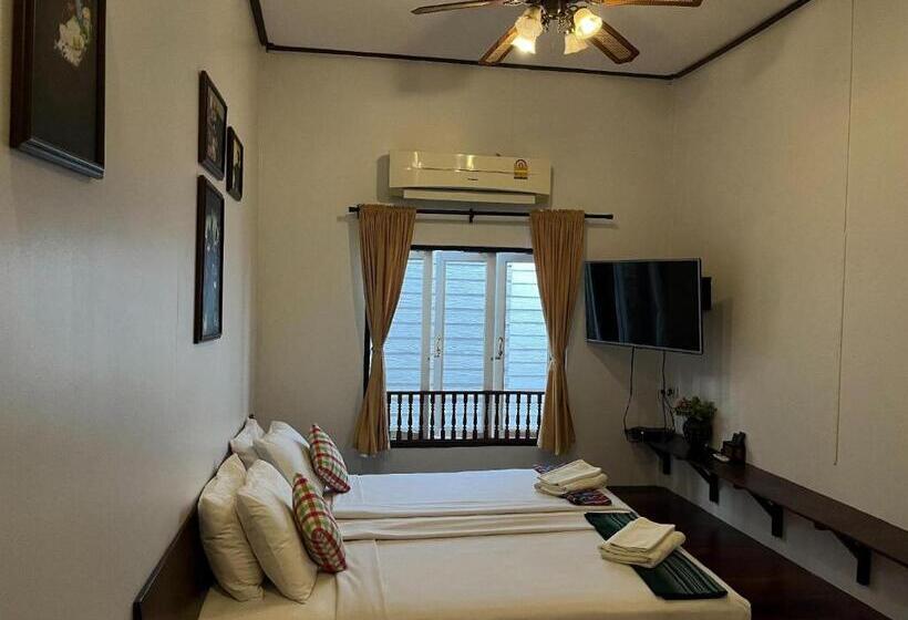 디럭스 스위트 킹 침대, Thanicha Resort Amphawa