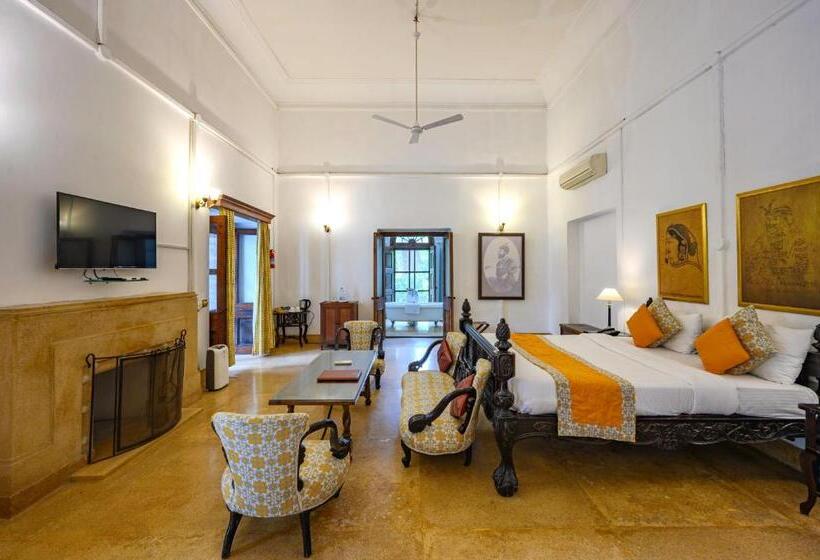Номер Стандарт, Neemrana S Baradari Palace