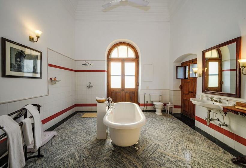 Номер Стандарт, Neemrana S Baradari Palace