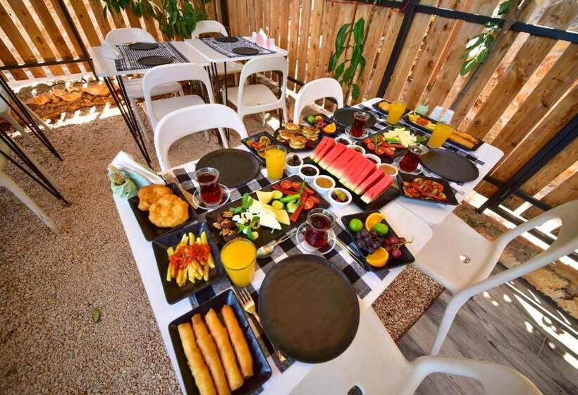 带阳台的三人标准间, Kaş Taş Otel
