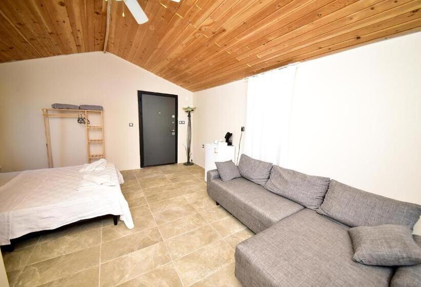 带阳台的三人标准间, Kaş Taş Otel