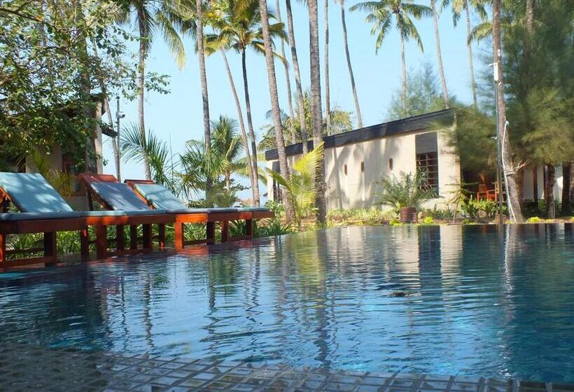 اتاق لوکس با چشم‌انداز استخر, Pleasant View Resort