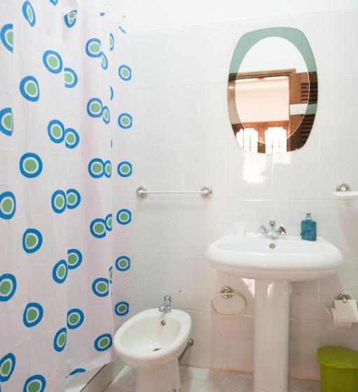 اتاق استاندارد سه تخته با سرویس بهداشتی مشترک, Simabo's Backpackers' Hostel