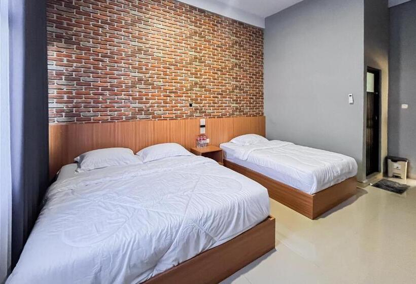 اتاق خانوادگی, Reddoorz Plus At New Favour Hotel Gunung Dempo