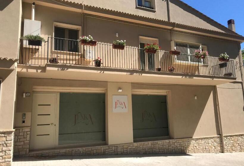 اتاق استاندارد سه نفره, Jenka