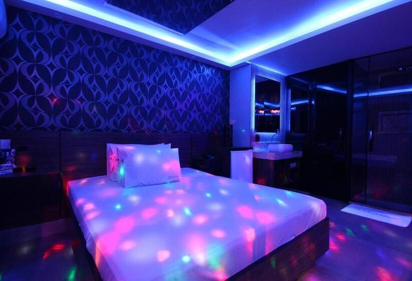 سوییت, Euphoria Motel