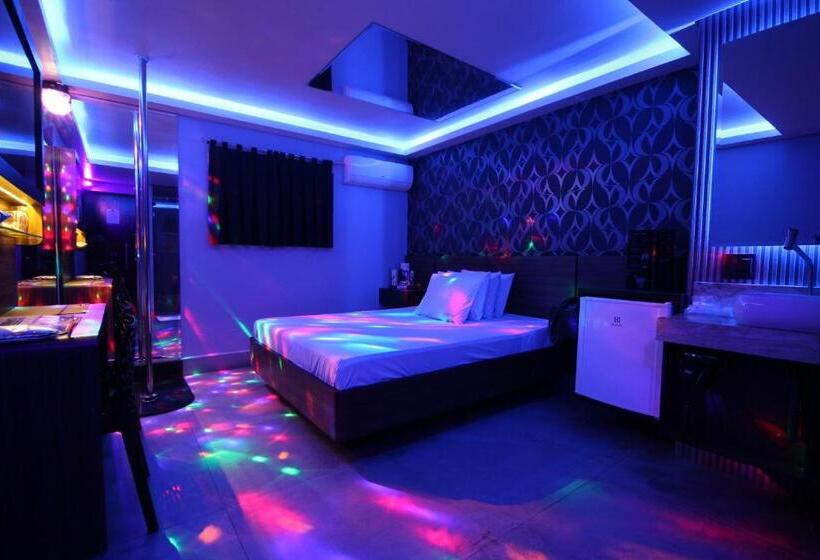 سوییت, Euphoria Motel