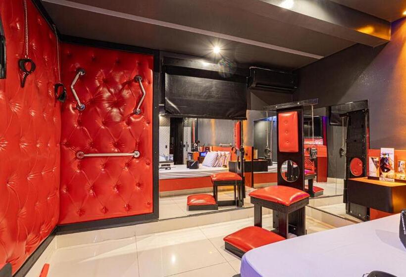سوئیت با وان آب گرم, Euphoria Motel