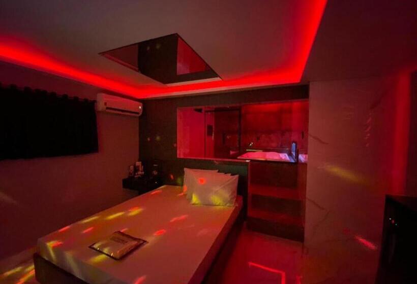 سوییت دوبلکس, Euphoria Motel