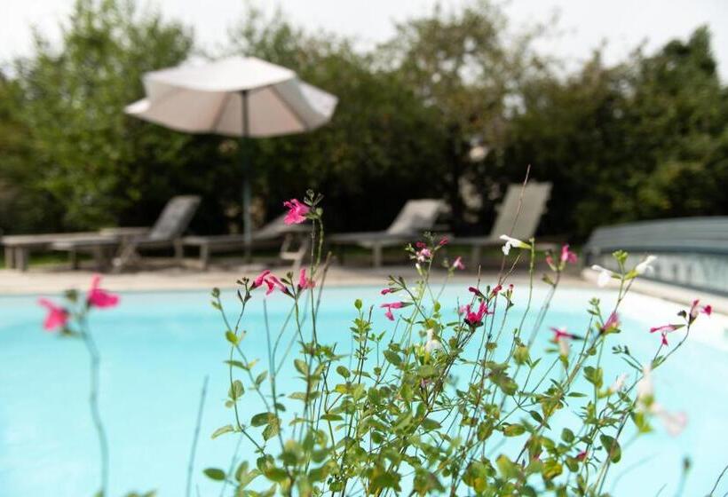 Номер Стандарт Вид на Бассейн, La Jolie Longère Fleurie Roulotte Avec Piscine Et Grand Jardin