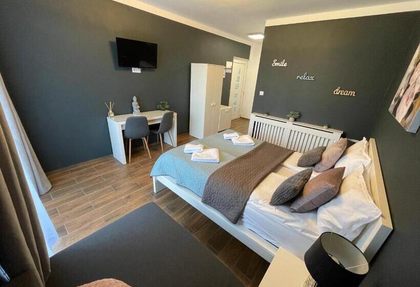 Трехместный Номер Стандарт с Балконом, Vila Salzburg