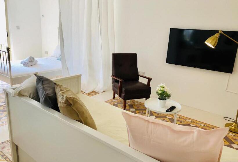 استودیو استاندارد با تراس, Stylish Accommodation In Sliema Exiles