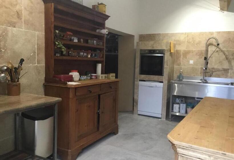 Кровать в Общей Комнате, Les Coquettes
