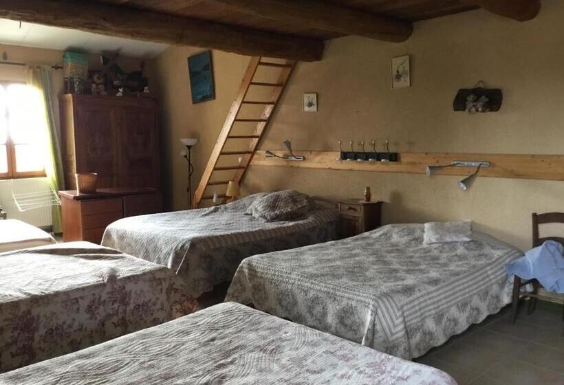 Кровать в Общей Комнате, Les Coquettes