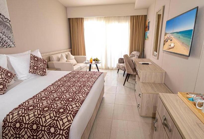 اتاق سوپریور با چشم‌انداز استخر, Amarina Abu Soma Resort & Aquapark
