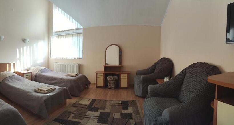 חדר סטנדרט לשלושה, Zabava Guest House