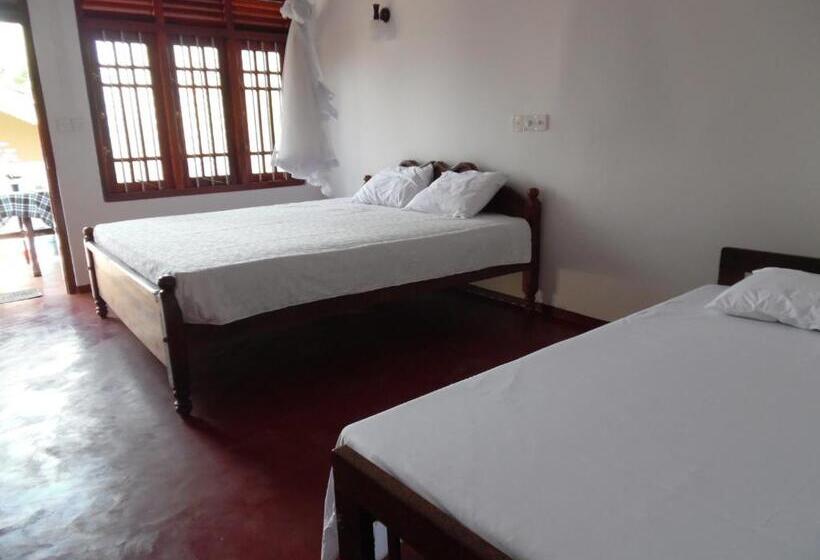 اتاق استاندارد سه نفره, Bloom Guest House