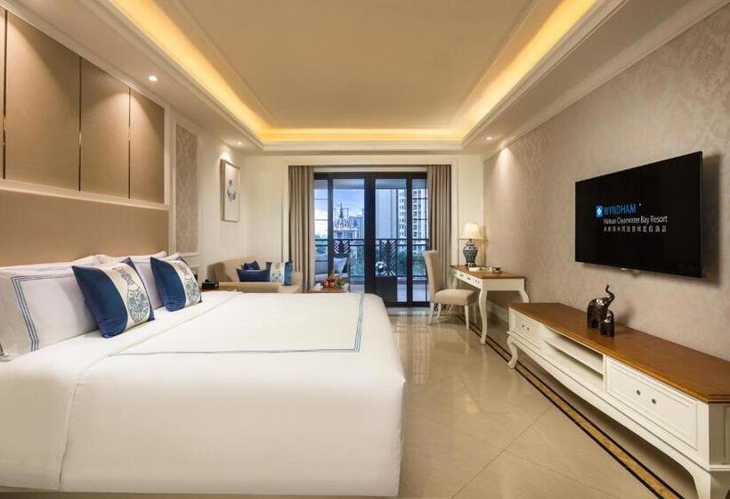 带城市景观和大床的豪华房间, Wyndham Hainan Clearwater Bay Resort