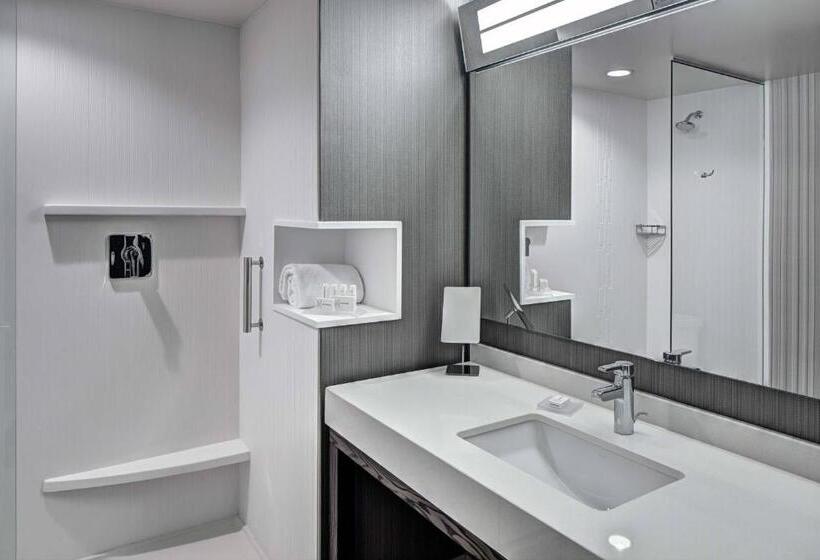 Номер Стандартный Кровать Куин, Courtyard By Marriott Appleton Riverfront