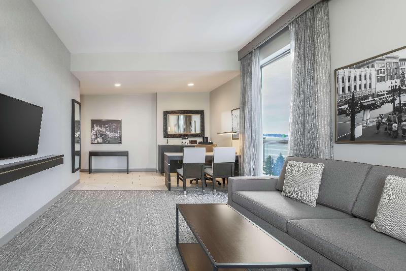 Люкс Кровать Кинг, Embassy Suites By Hilton Syracuse Destiny Usa
