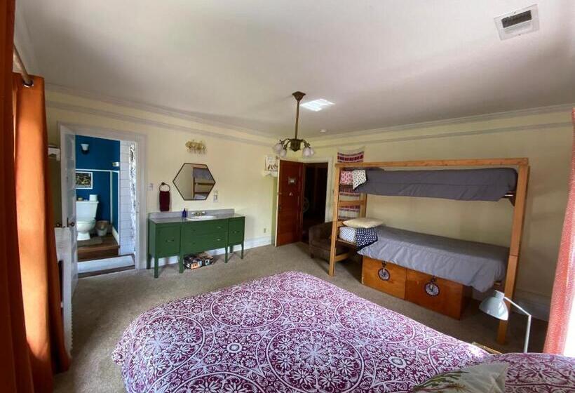 سوییت لوکس, Fernweh Inn & Hostel