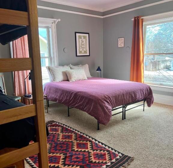 سوییت لوکس, Fernweh Inn & Hostel