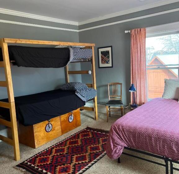 سوییت لوکس, Fernweh Inn & Hostel