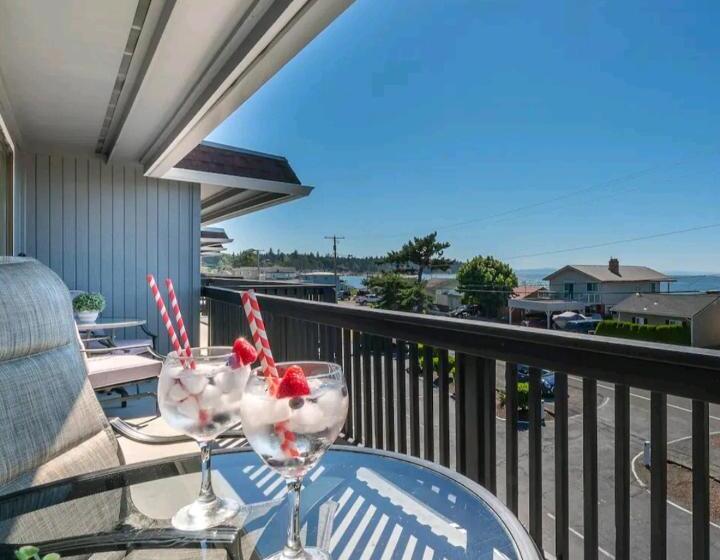 1 Bedroom Apartment Lake View, 206   Megan S Condo