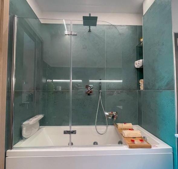 اتاق استاندارد با وان آب گرم, B&b Comfort Room 93
