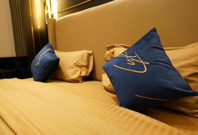 سوییت اجرایی, Aquila Grand Suites   Noida Sector 136