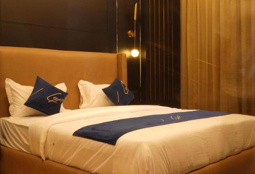 اتاق لوکس, Aquila Grand Suites   Noida Sector 136