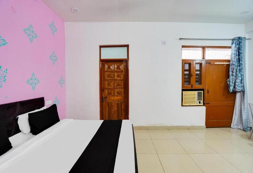 اتاق کلاسیک سه تخته, Oyo Hotel Royal Palace