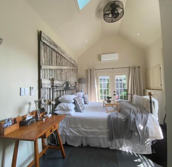 Семейное Бунгало, Wellington Street Guest House