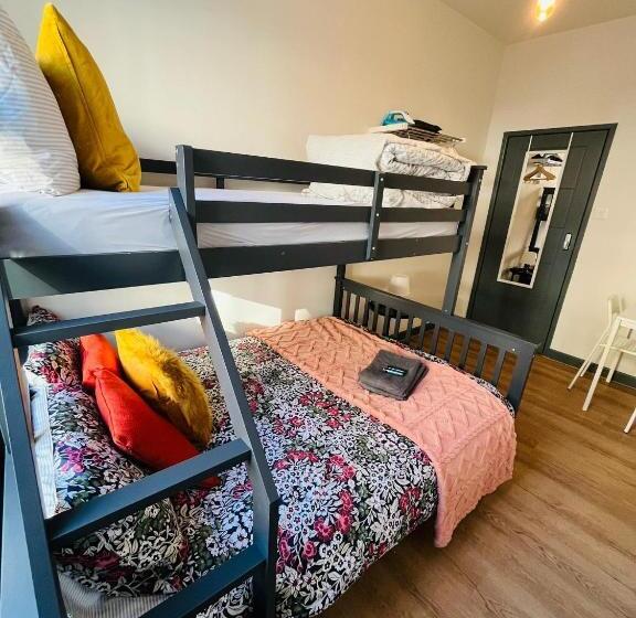 חדר סטנדרט לשלושה עם חדר אמבטיה משוף, Kilburn Guest Rooms 167