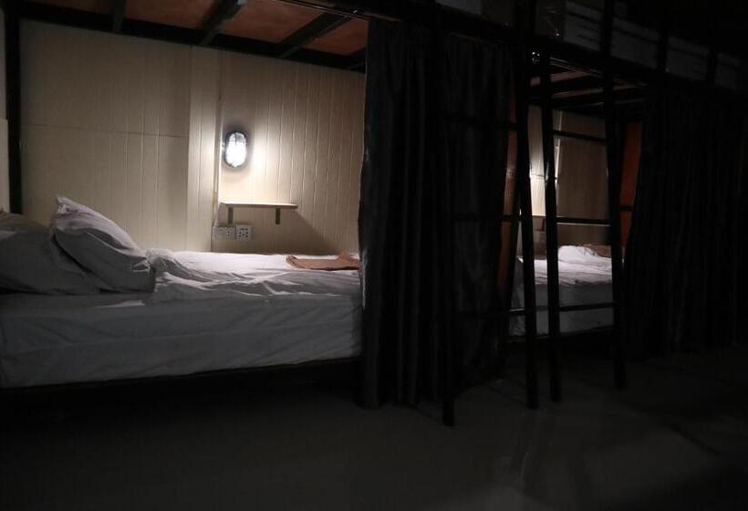 سرير فى غرفة مشتركه, The Cocoon Hostel