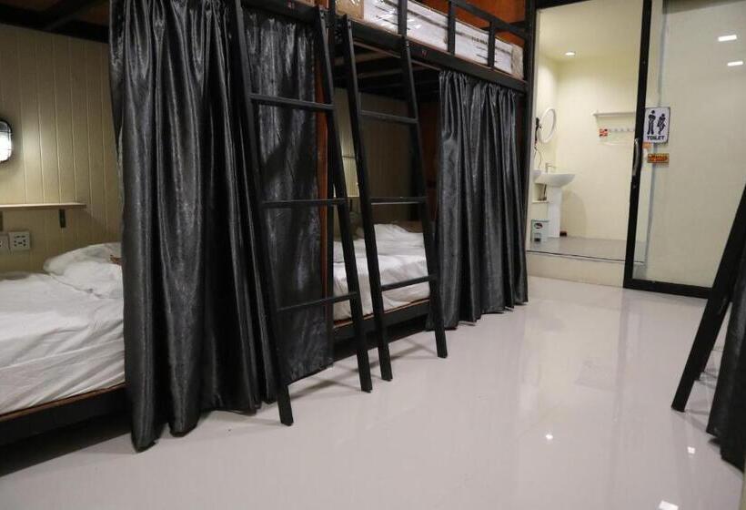 سرير فى غرفة مشتركه, The Cocoon Hostel